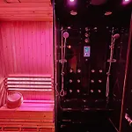 Jacuzzi Prive, Sauna & Design Chic *