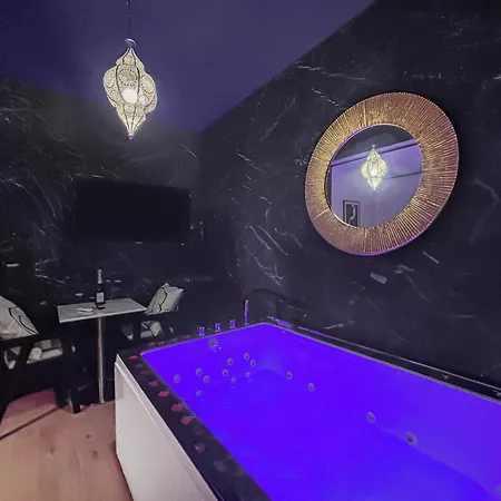 Jacuzzi Prive, Sauna & Design Chic Apartment Reims