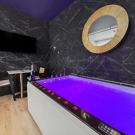 Jacuzzi Prive, Sauna & Design Chic Apartman Reims