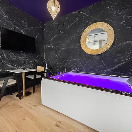 Jacuzzi Prive, Sauna & Design Chic Apartment Reims