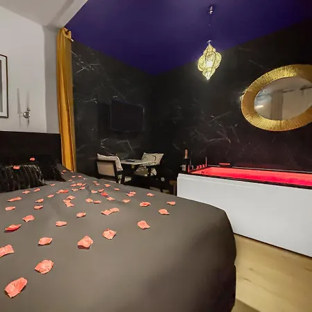 Jacuzzi Prive, Sauna & Design Chic *