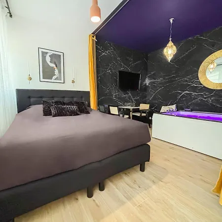 Jacuzzi Prive, Sauna & Design Chic *