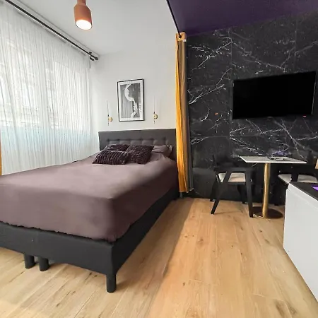 Jacuzzi Prive, Sauna & Design Chic Apartment