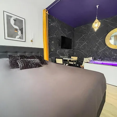 Apartment Jacuzzi Prive, Sauna & Design Chic *