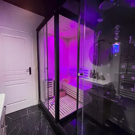 Apartman Jacuzzi Prive, Sauna & Design Chic