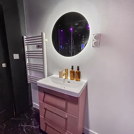 Jacuzzi Prive, Sauna & Design Chic Apartman *