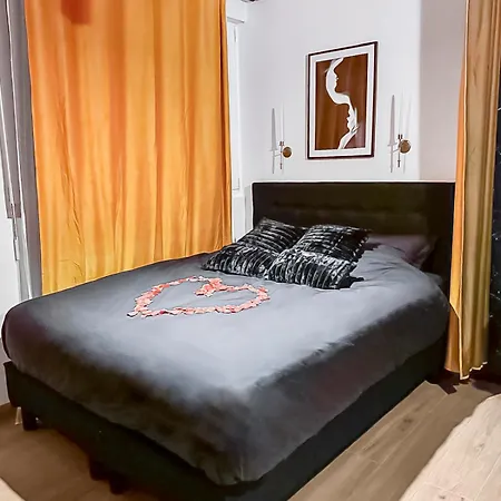 Jacuzzi Prive, Sauna & Design Chic *