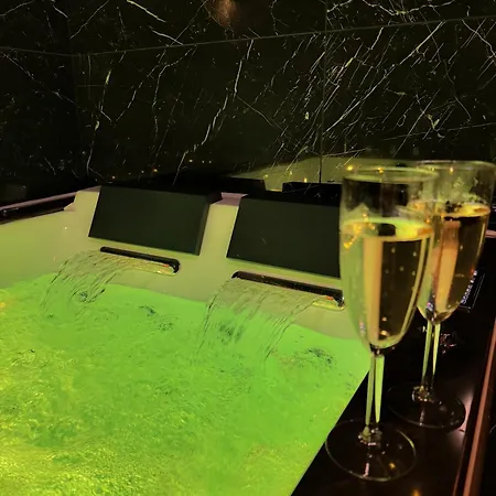 Jacuzzi Prive, Sauna & Design Chic דירה ריימס