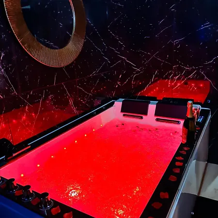 Jacuzzi Prive, Sauna & Design Chic