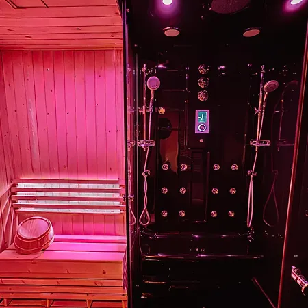 Jacuzzi Prive, Sauna & Design Chic *