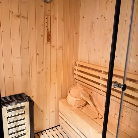 Jacuzzi Prive, Sauna & Design Chic * 兰斯