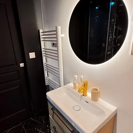 Appartement Jacuzzi Prive, Sauna & Design Chic Reims