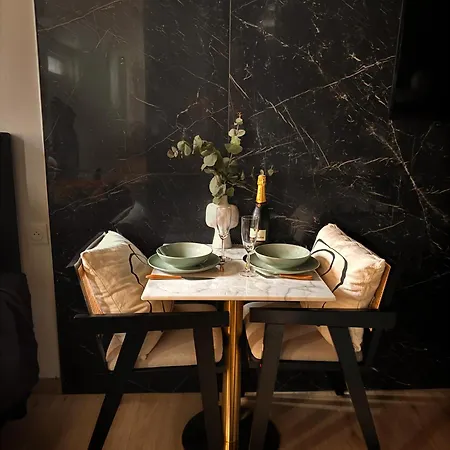 Jacuzzi Prive, Sauna & Design Chic 兰斯
