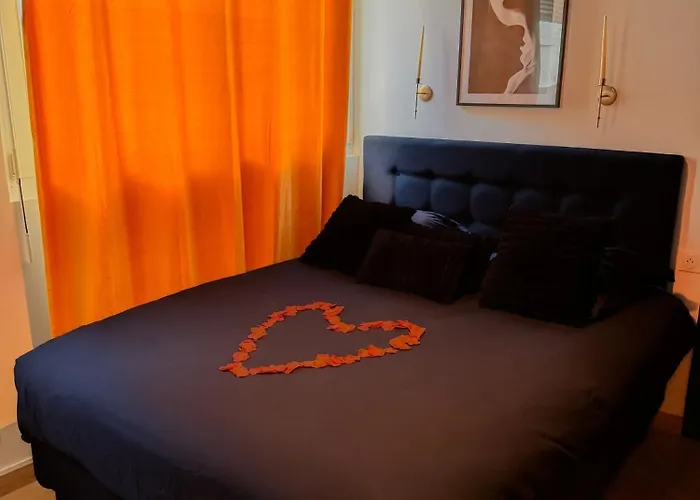 Jacuzzi Prive, Sauna & Design Chic *