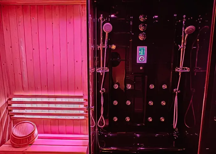 Jacuzzi Prive, Sauna & Design Chic *