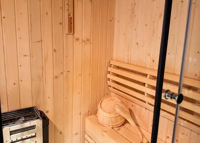 Jacuzzi Prive, Sauna & Design Chic * ריימס